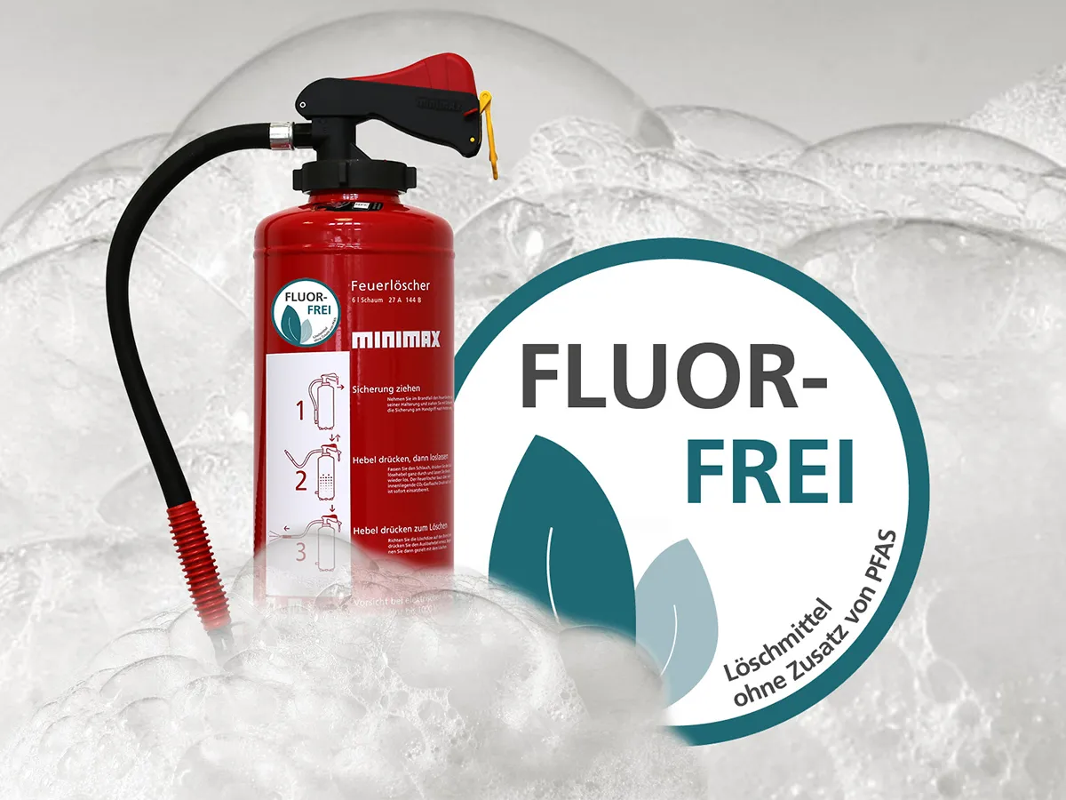 Leistungsstarke fluorfreie Schaumfeuerlöscher als Alternative zu fluorhaltigen Schaumgeräten (© Feuerlöscher + Fluorfrei-Logo: Minimax Mobile Services GmbH | Hintergrund: ©Ari Sanjaya/123RF.com)