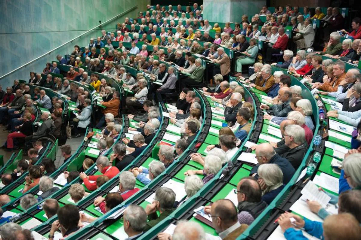 Voll besetzter Hörsaal bei der Eröffnung der Frühjahrsakademie 2017 ((Foto: Elvira Eberhardt/Uni Ulm))