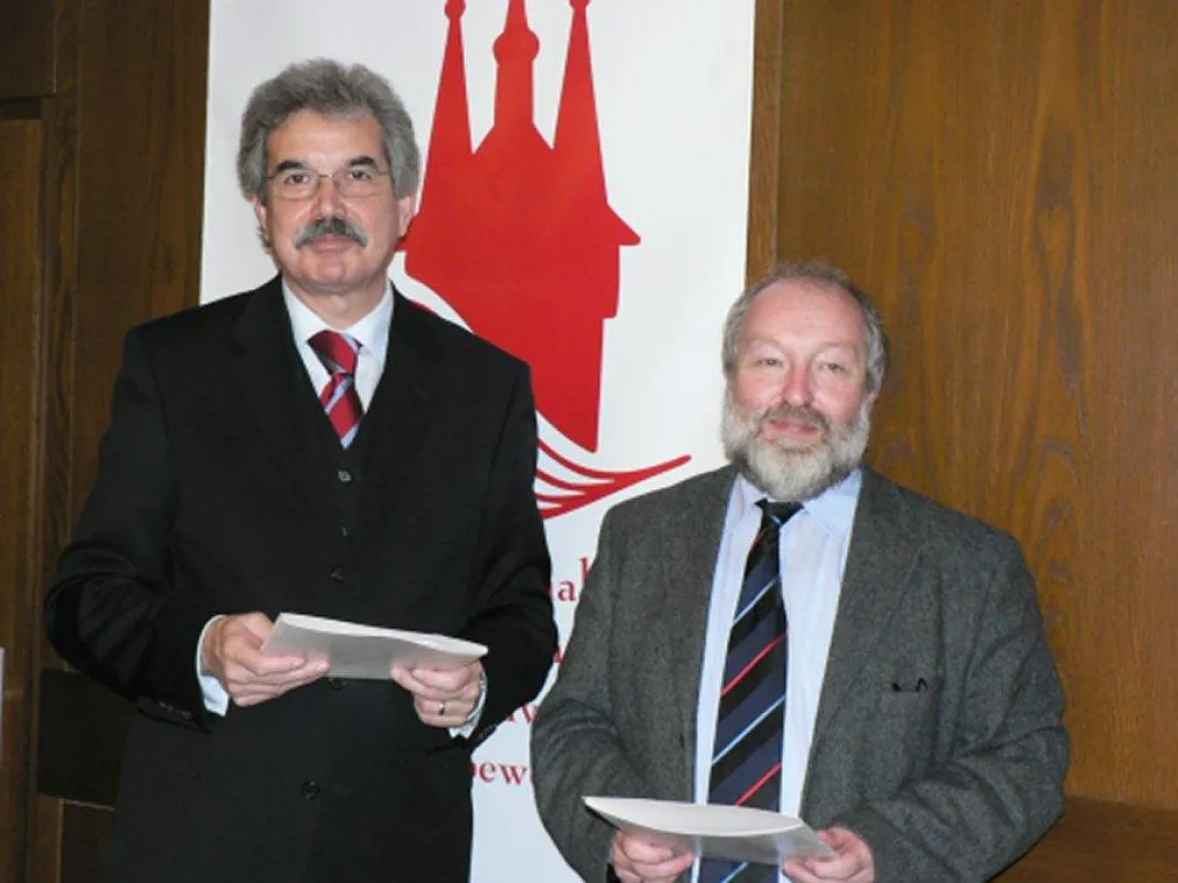 Wenzislaw Stoikow (Geschäftsführer Stadtwerke Wernigerode GmbH) und Prof. Dr. Ralf Eisenbeiß (künstlerischer Leiter) unterzeichnen den Sponsorenvertrag.