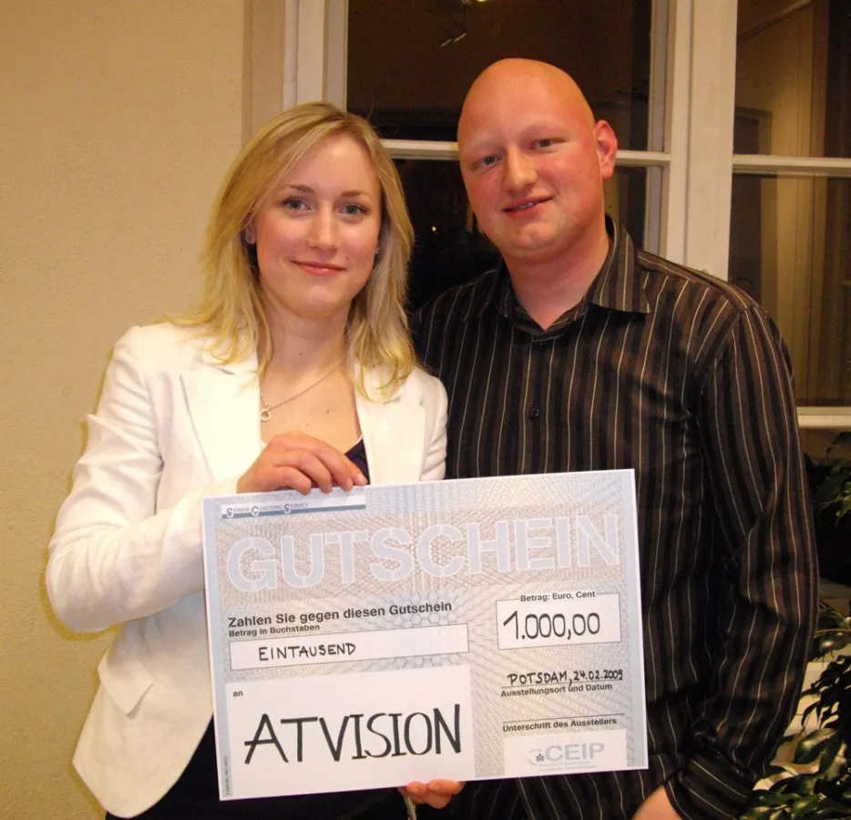 Nadine Lehmann und Kevin Lücke mit ihrem Gewinngutschein.