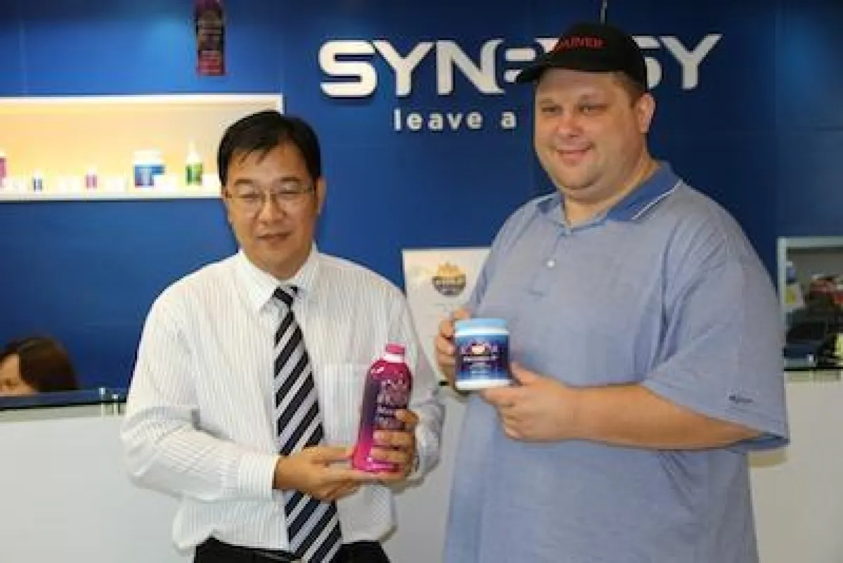 Synergy General Manager Suphaphong Jantaraweeragul (l.) und OBTAINER Founder Michael Sander in Bangkok