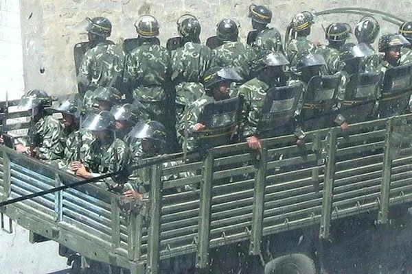 Trotz des großen Risikos protestieren ab und zu noch vereinzelte Tibeter Bild: Trotz des großen Risikos protestieren ab und zu noch vereinzelte Tibeter