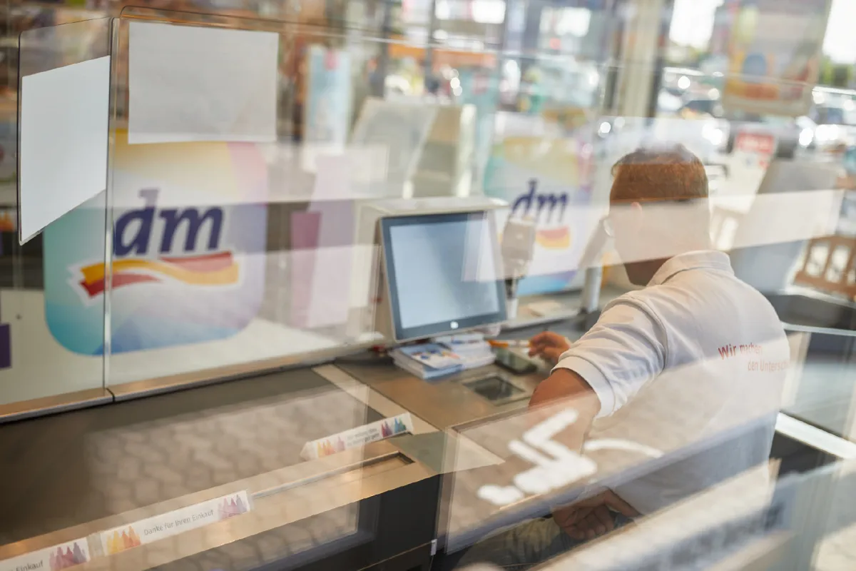 Kassenbereich im dm-markt (© dm-drogerie markt GmbH + Co. KG)