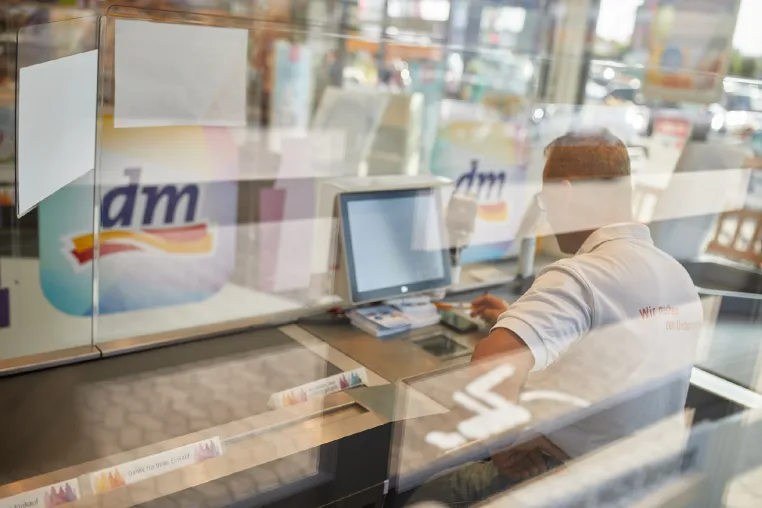 Bild: Digitales Bargeldmanagement mit CETIS.EMC in 1000 dm-Märkten