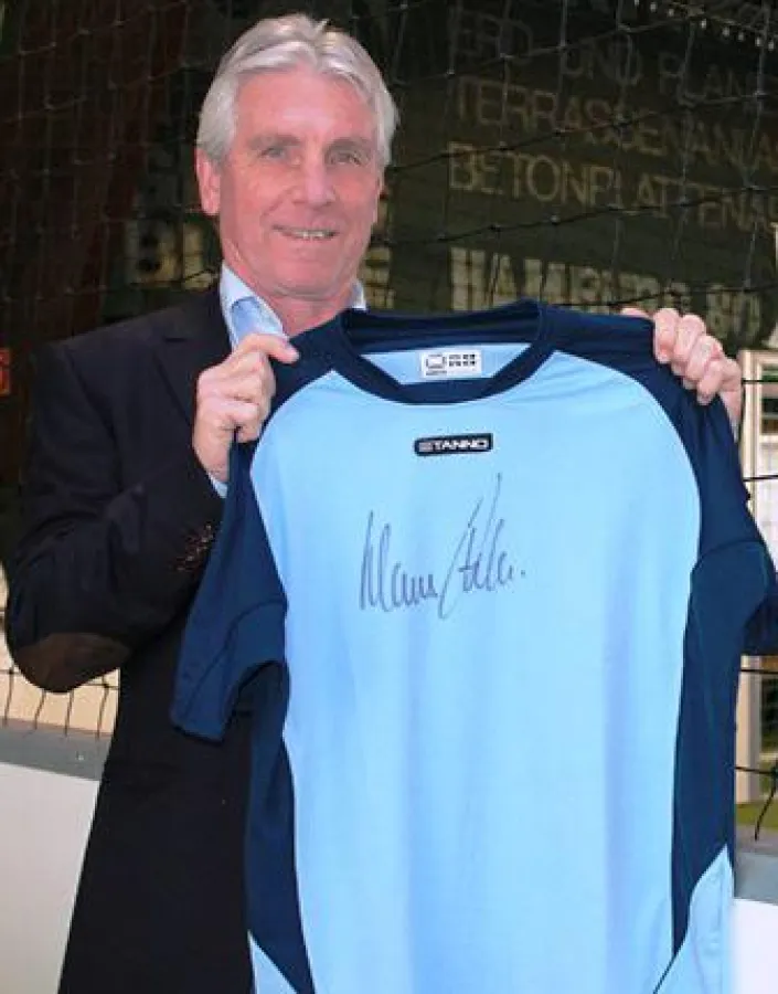 Stürmer-Legende Klaus Fischer mit dem handsignierten Stanno-Trikot