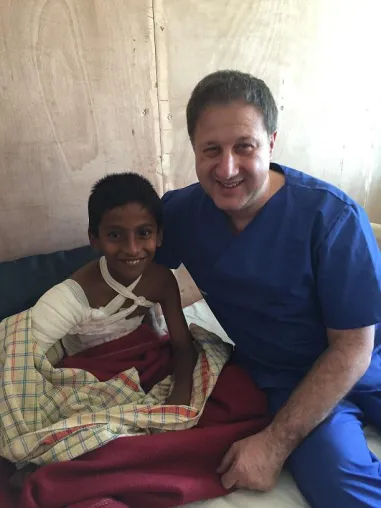 Bild: Dr. Karl Schuhmann operierte beim Hifseinsatz mit Interplast in Indien