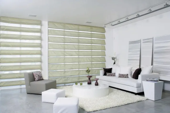 Bild: Im dekorativen Streifendienst - JalouCity präsentiert SunControl