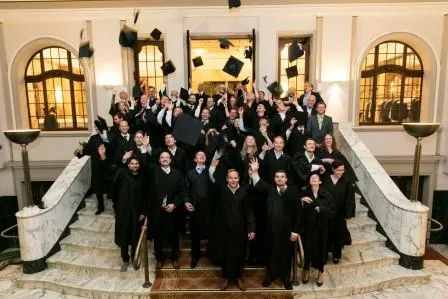 Bild: MBA Absolventinnen und Absolventen feierlich verabschiedet