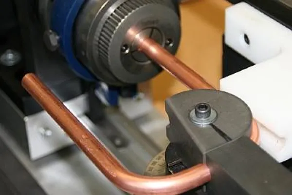 Bild: Flexibilität und Prozessoptimierung: Neue Rohrbiegemaschine schafft schnell "heiße Kurven"