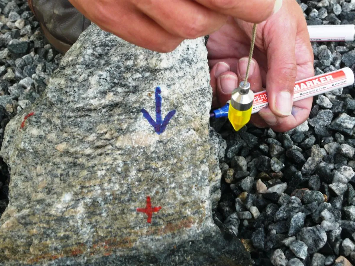 Festellen der Polarität eines Steines