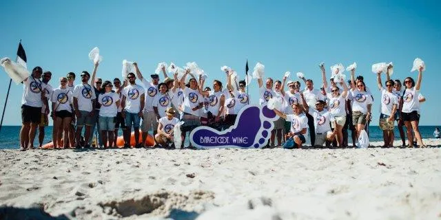Nichts als Fußspuren im Sand: Barefoot Wine und Edeka gemeinsam für saubere Strände Bild: Nichts als Fußspuren im Sand: Barefoot Wine und Edeka gemeinsam für saubere Strände
