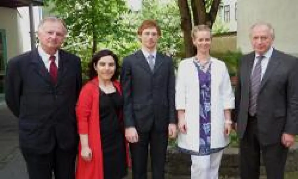 AbsolventInnen mit Vertretern der TU Wien und des IHS; Abdruck honorarfrei; Copyright: Technische Universität Wien