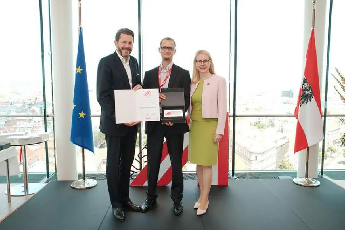 Harald Mahrer (Präsident der Wirtschaftskammer Österreich) übergibt Stefan Wünsche (2PCS Solutions G