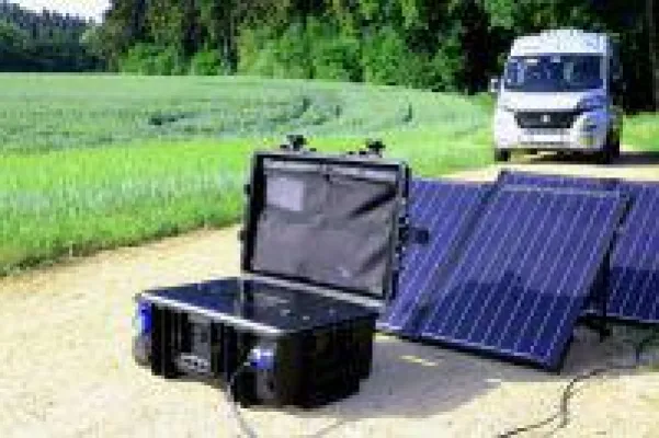 Bild: Auch auf Reisen immer sicher, flexibel und umweltfreundlich mit Energie versorgt: SBOX PRO von Tronos