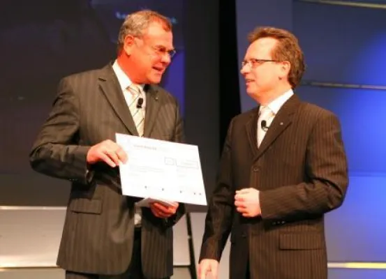 Aareon AG spendet 10.000 Euro für ein DESWOS-Hausbauprogramm in Indien Bild: Aareon AG spendet 10.000 Euro für ein DESWOS-Hausbauprogramm in Indien