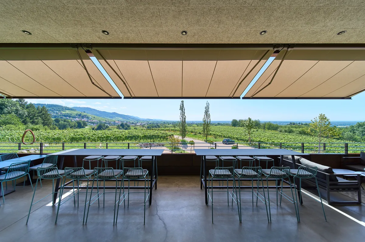 Das „Weingut Kopp“ hat seine Terrasse mit einer Markisenanlage von markilux ausstatten lassen. (© markilux)