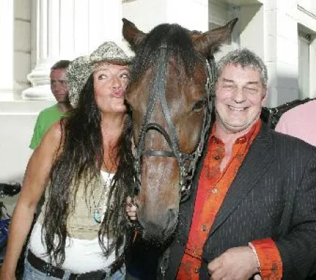 Bild: Prominenten-Charity-Trabrennen: Sechs TV-Ladies gegen Heinz Hoenig