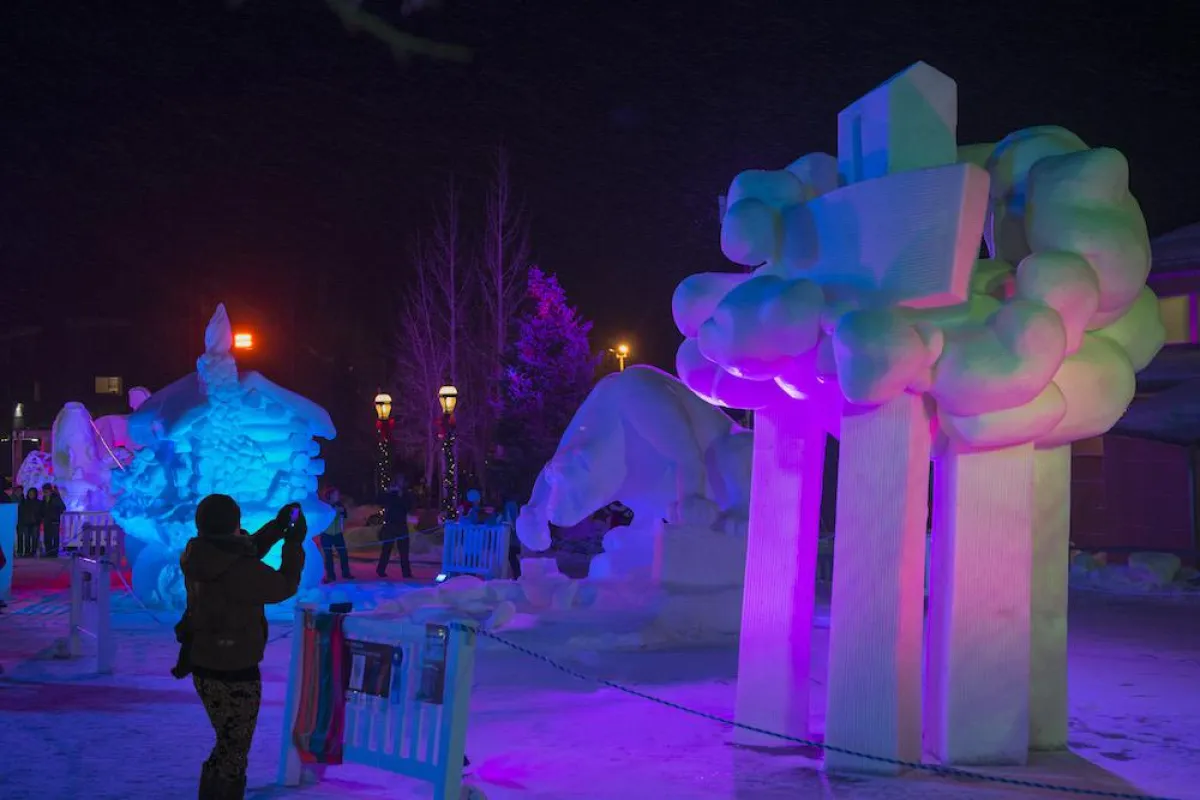 Bunt angestrahlte Schneeskulpturen in Breckenridge (c)GoBreck.com