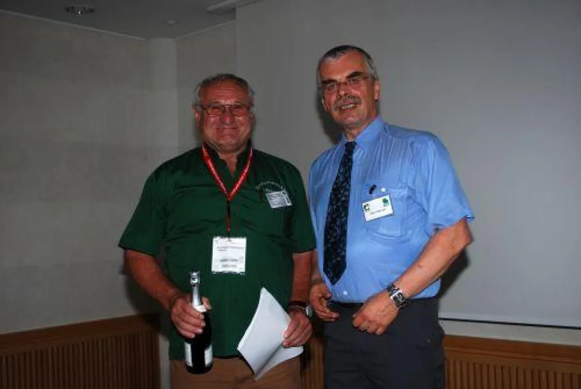 2000tes KWF-Mitglied: Josef Kummerer (Vorsitzender bayrischer Forstunternehmerverband) und KWF-Vorsitzender Peter Wenzel