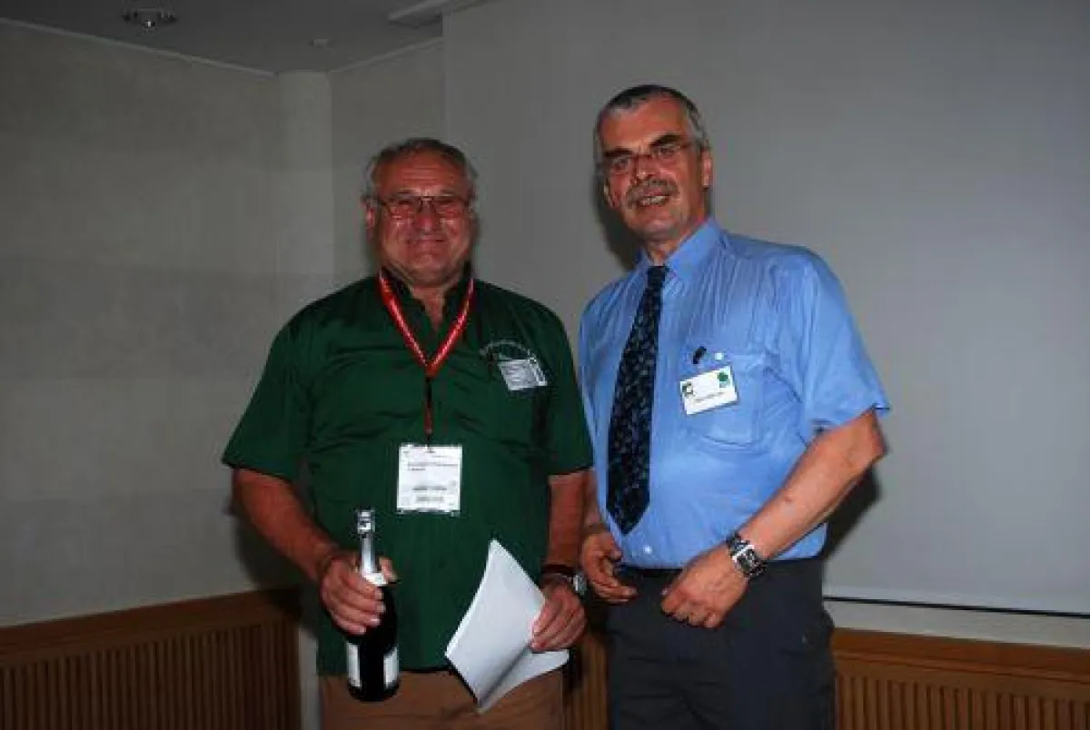 2000tes KWF-Mitglied: Josef Kummerer (Vorsitzender bayrischer Forstunternehmerverband) und KWF-Vorsitzender Peter Wenzel