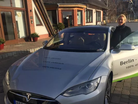 GreenLine Hotels auf Spritztour mit TESLA und beenden das Jahr mit nachhaltigen Synergietagen Bild: GreenLine Hotels auf Spritztour mit TESLA und beenden das Jahr mit nachhaltigen Synergietagen