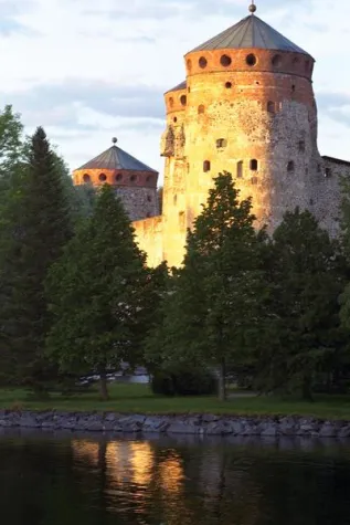 Institut50plus: »100 Jahre Savonlinna Opernfestspiele 2012« Bild: Institut50plus: »100 Jahre Savonlinna Opernfestspiele 2012«
