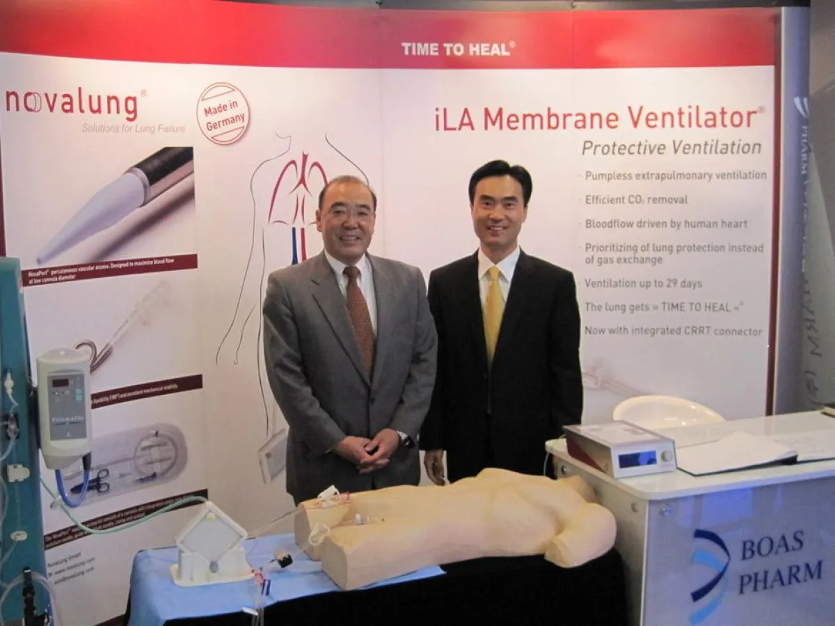 Erstmalige Präsentation des iLA Membranventilators® in Korea während des 17. Asan Beatmungs-Workshop in Seoul zeigt. Hiroshi Kaji, Asia-Pacific Consultant Novalung (links), Hyun-Beom Shin, Geschäftsfü