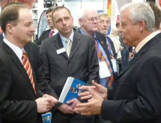 Bild: Staatsminister Morlok informiert sich zu Neuentwicklungen für Ortung und Sicherheit