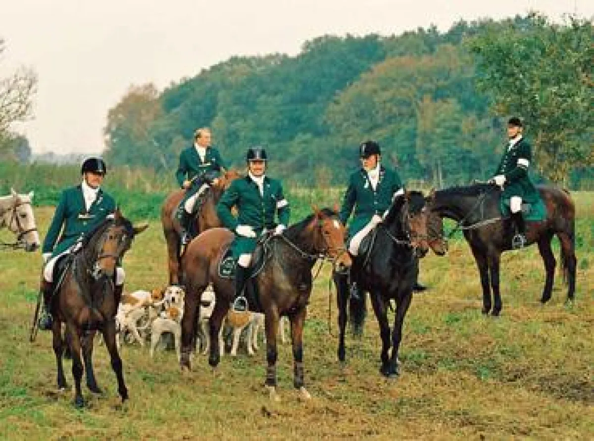 Jagdherr Till Demtrøder -Mitte-mit der Mecklenburger Meute
