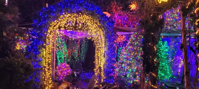 Bild: Das Weihnachtshaus in Olching mit neuer Show