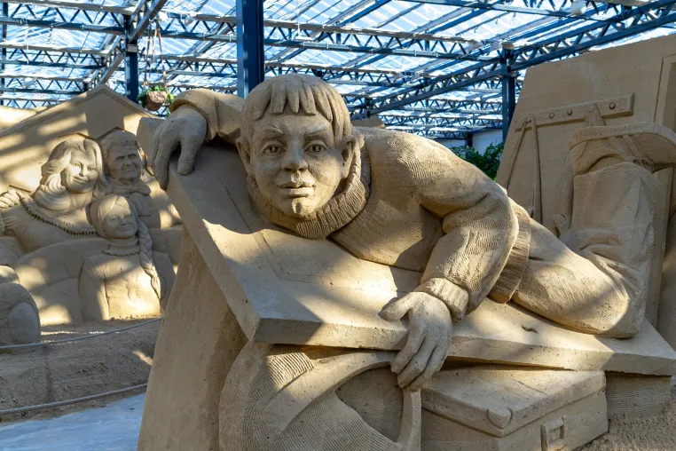 Sandskulpturen Ausstellung Rügen 2026: "Weisheiten & Sprüche" Bild: Sandskulpturen Ausstellung Rügen 2026: "Weisheiten & Sprüche"