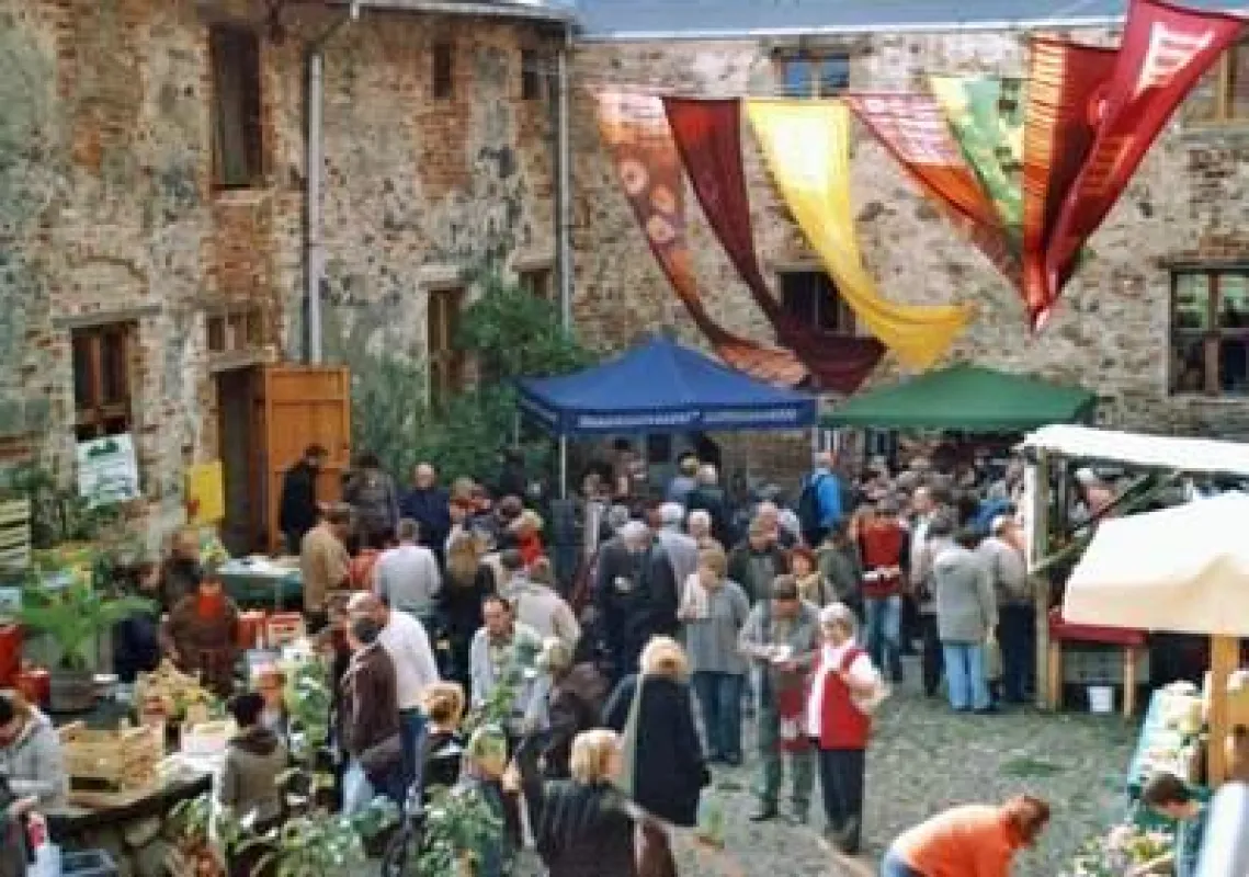 Feiern und Feilschen im historisches Burgambiente kann man beim Mitsommer-Jahrmarkt auf Brug Klempenow in Vorpommern
