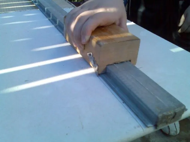 Bild: Innovative Schneidehilfe erleichtert Innenausbau - Exakte Schnitte ohne häufiges Absetzen