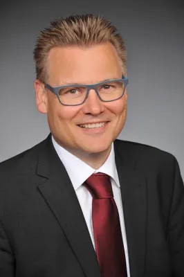 Bild: Vom Seitenstreifen auf die Überholspur: Versicherer müssen bei Telematik Farbe bekennen