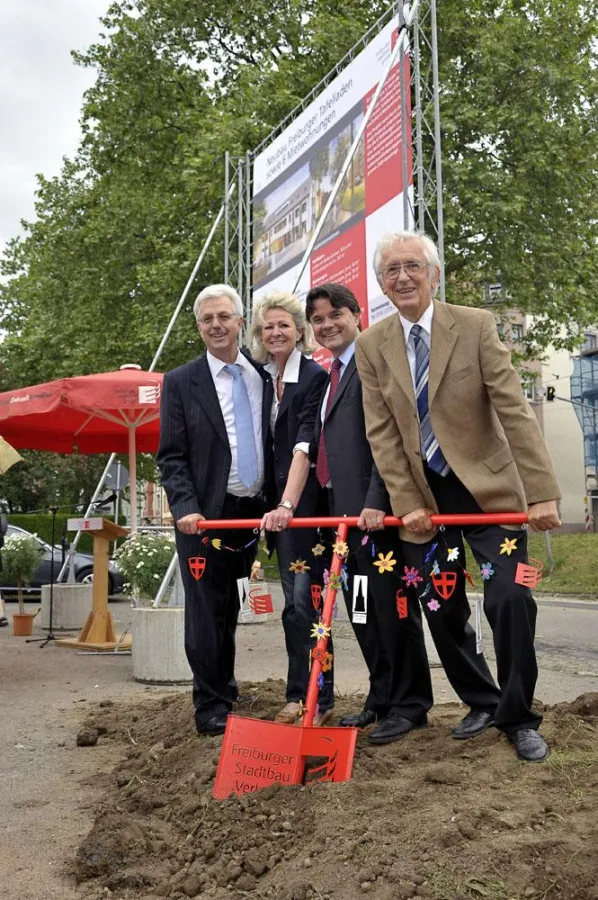 Sie setzten gemeinsam den ersten Spatenstich: Otto Neideck, Erster Bürgermeister, Annette Theobald, Gründungsmitglied der Freiburger Tafel e.V., Ralf Klausmann, Geschäftsführer der Freiburger Stadtbau