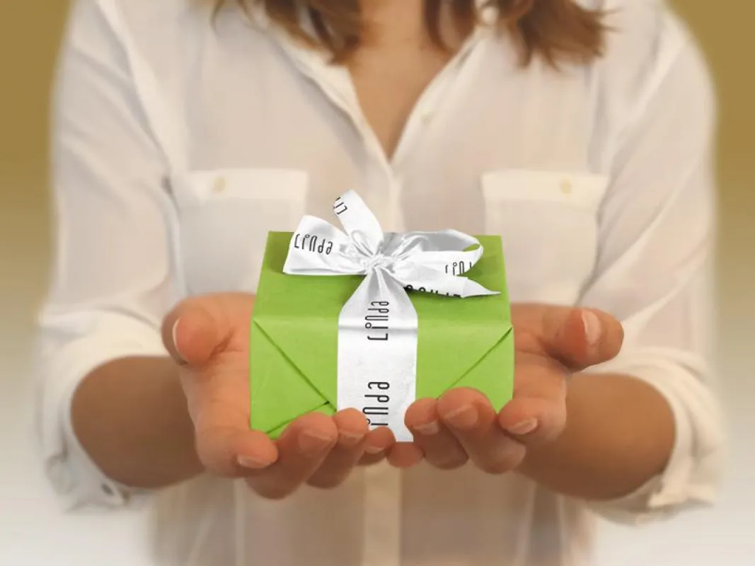 Frau hält Geschenk in Händen