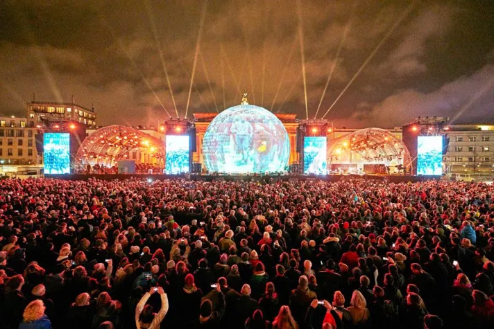 Bild: Megaforce installierte Bühnen zur großen Show am Brandenburger Tor