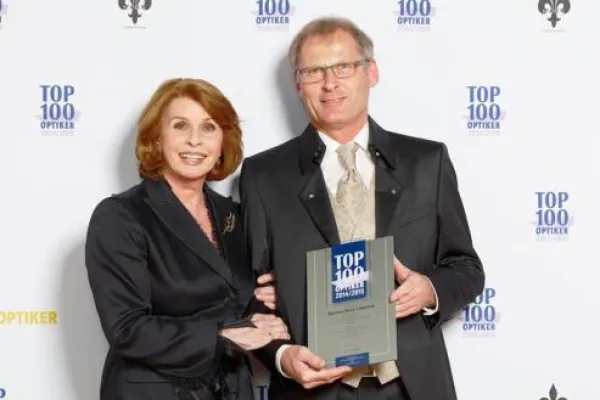 Bild: Film-Diva Senta Berger ehrt Eitorfer Augenoptiker: Fachgeschäft Deutsch Optik Akustik ist TOP OPTIKER 2014/15