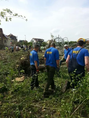 Bild: Tornado am 13.05.2015 - Freiwillige Helfer: BAUER HAUSMEISTERSERVICE, AUGSBURG
