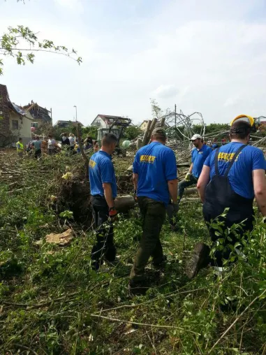 Tornado am 13.05.2015 - Freiwillige Helfer: BAUER HAUSMEISTERSERVICE, AUGSBURG Bild: Tornado am 13.05.2015 - Freiwillige Helfer: BAUER HAUSMEISTERSERVICE, AUGSBURG