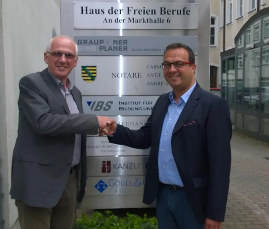 Glücklich nach Vertragsunterzeichnung: Käufer Dietmar Schindler(l.) und Verkäufer Sven Fleischer(r.)