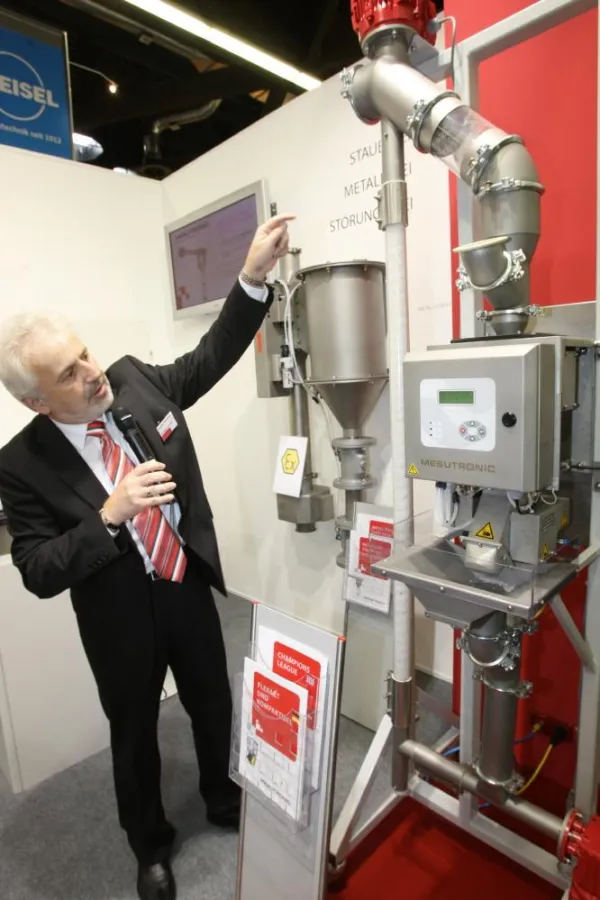 Mit industriellen Metallsuchsystemen auf der Erfolgsspur: Mesutronic-Geschäftsführer Karl-Heinz Dürrmeier erläutert die Funktion des Metallausscheiders QUICKTRON 05 A zur Schüttgut-Untersuchung im fre