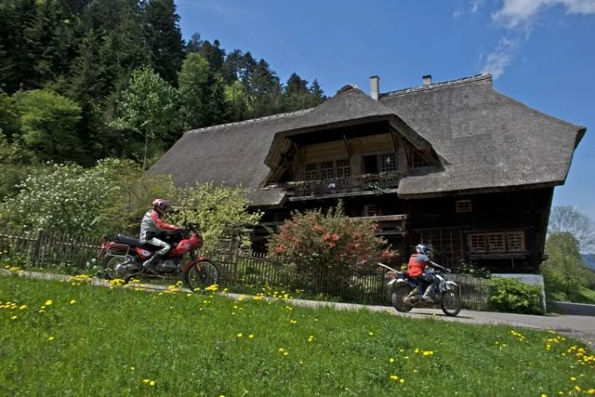 Den Schwarzwald entdecken und die Straße genießen: Bei der BMW Motorrad GS Challenge 2010 vom 17. bis 20. Juni wird der Roadbook-König gesucht.