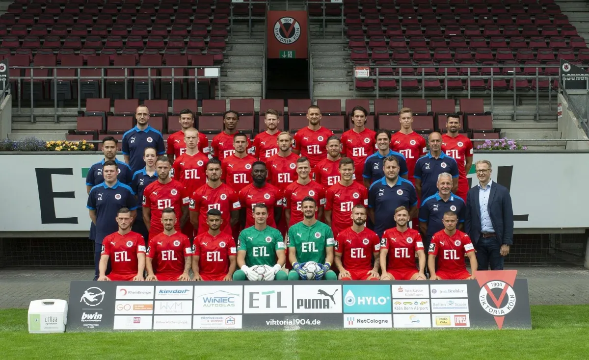 Chefarzt Prof. Dr. med. Marc Horlitz (rechts) mit der 1. Mannschaft des FC Viktoria Köln