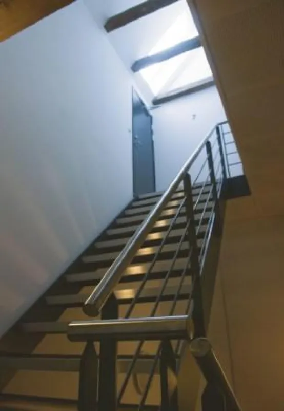 Sieht aus wie ein normales Dachfenster, kann aber Leben retten: In innenliegenden Treppenhäusern reicht laut Bauordnung häufig ein einfaches Rauchabzugsfenster. Foto: VELUX Deutschland GmbH