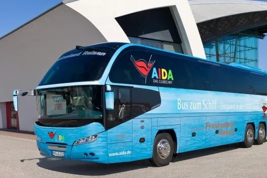 AIDA Cruises holt die Gäste direkt von der Haustür ab Bild: AIDA Cruises holt die Gäste direkt von der Haustür ab
