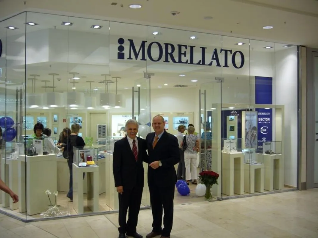 v. l.: Geschäftsführer Juwelier Knitter und Stefano Furlanis, Geschäftsführer Morellato & Sector GmbH Deutschland