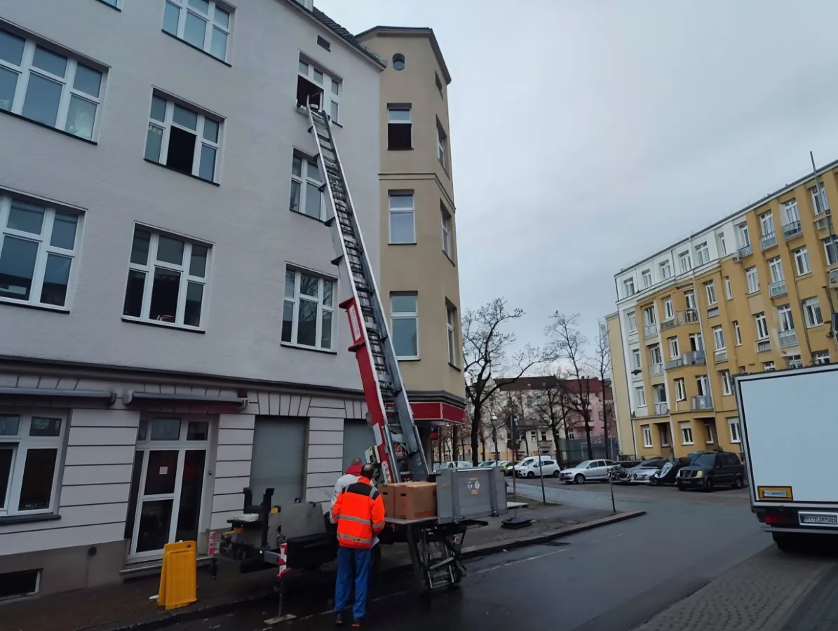 Einen passenden Lift für den Umzug mieten (© MAC Handel & Vermietung Berlin)