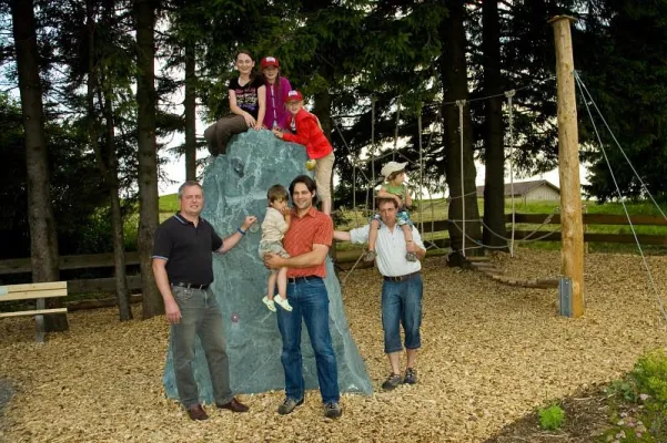 Bild: Tiefblick GmbH stiftet einen neuen Spielplatze am Panoramaweg in Oy-Mittelberg