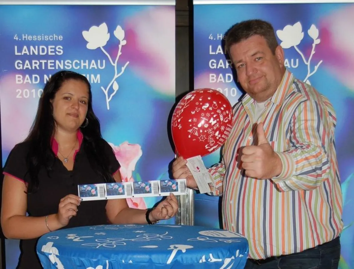 Lisa Sachtleber und Volker Schwarz von der Landesgartenschau GmbH freuen sich über den Erfolg des Luftballon-Wettbewerbs: Gratulation an die Gewinner (Foto: LGS 2010 Bad Nauheim)